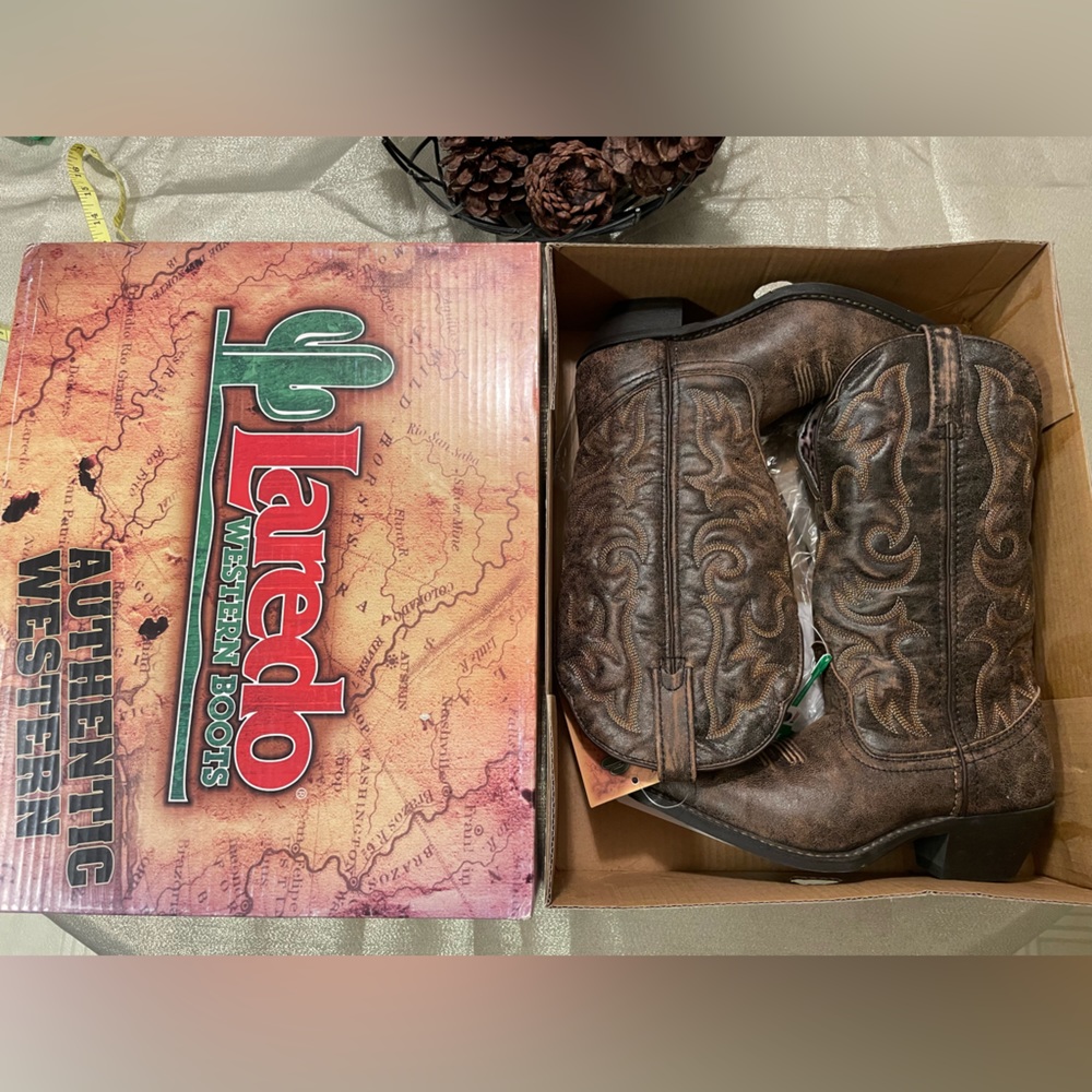 NWT still in box Women’s Laredo western pointed boots. Wide calf. Size 6M